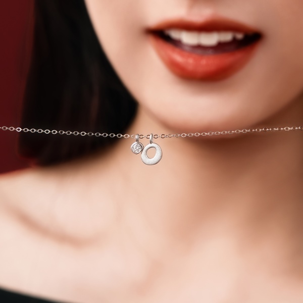 银S925白色圆锆哑光喷砂字母不规则吊坠简约时尚精致项链