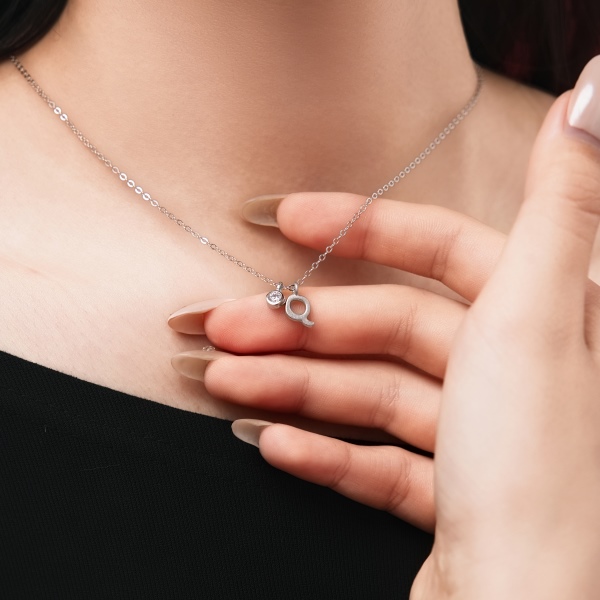 银S925白色圆锆哑光喷砂字母不规则吊坠简约时尚精致项链