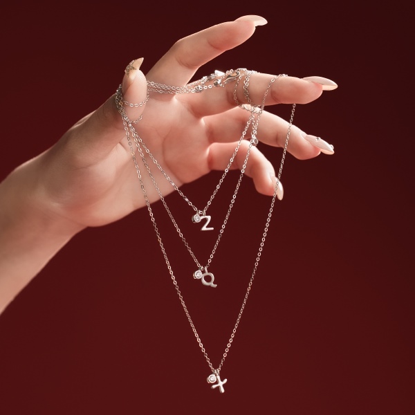 银S925白色圆锆哑光喷砂字母不规则吊坠简约时尚精致项链