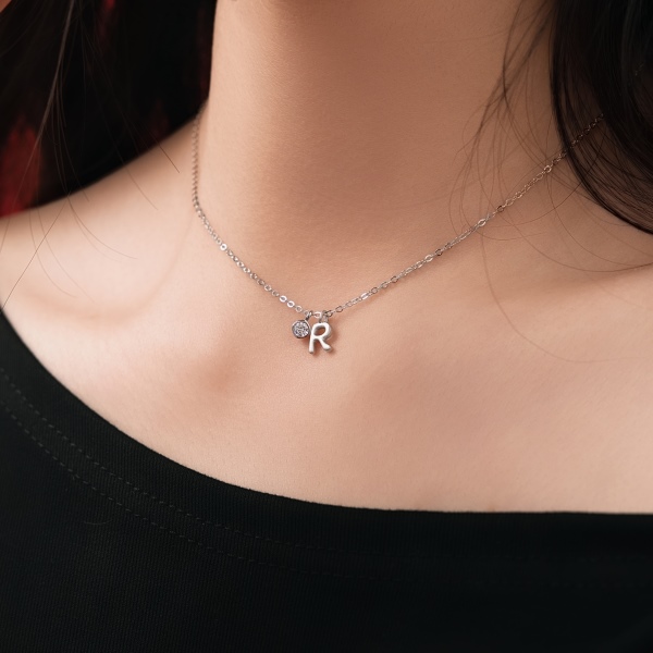 银S925白色圆锆哑光喷砂字母不规则吊坠简约时尚精致项链