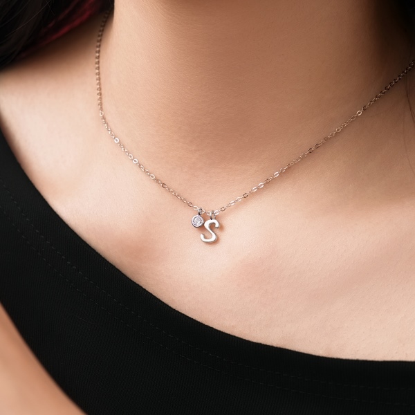 银S925白色圆锆哑光喷砂字母不规则吊坠简约时尚精致项链