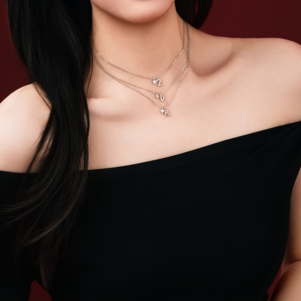 银S925白色圆锆哑光喷砂字母不规则吊坠简约时尚精致项链