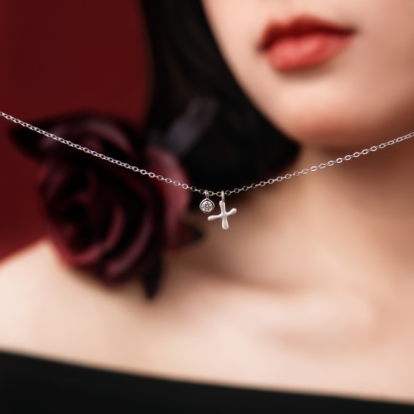 银S925白色圆锆哑光喷砂字母不规则吊坠简约时尚精致项链