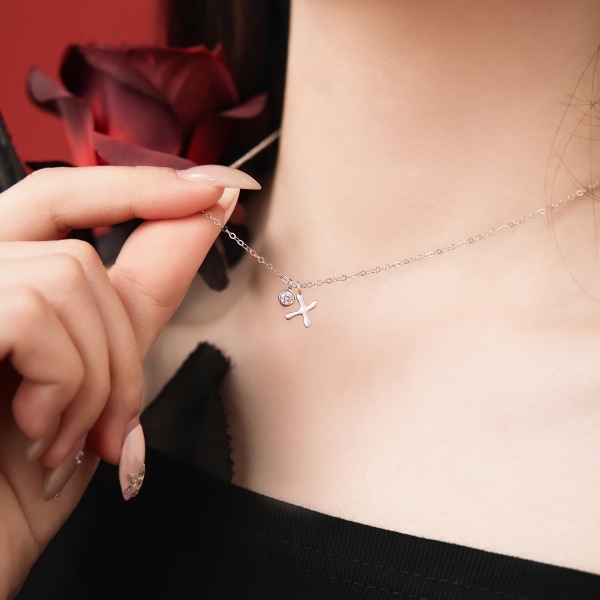 银S925白色圆锆哑光喷砂字母不规则吊坠简约时尚精致项链