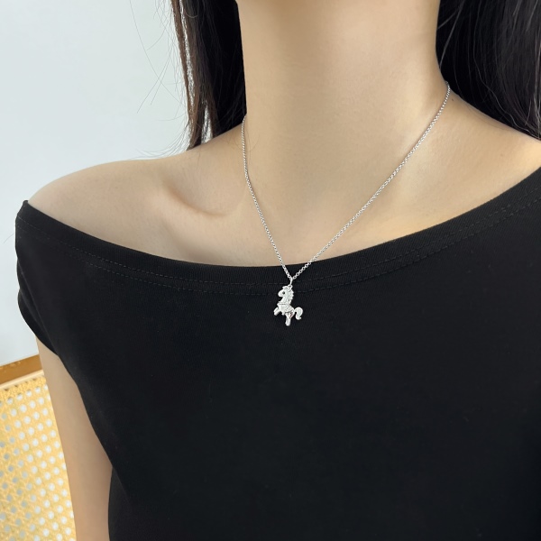 银S925白色黑色圆锆镶嵌马上有钱小马吊坠铜钱设计马年小众时尚项链