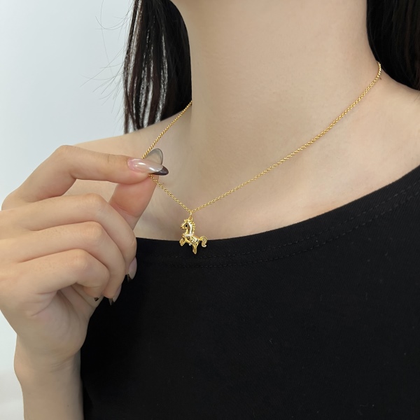 银S925白色黑色圆锆镶嵌马上有钱小马吊坠铜钱设计马年小众时尚项链