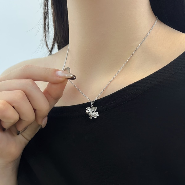 银S925白色黑色圆锆镶嵌马上中奖小马奖杯造型马年设计小众时尚项链