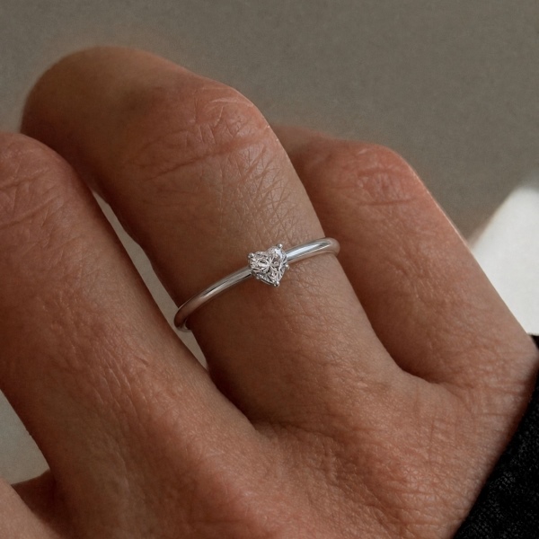 「莫桑钻 Moissanite 系列」S925纯银经典爱心主石婚戒0.5克拉仿钻高品质