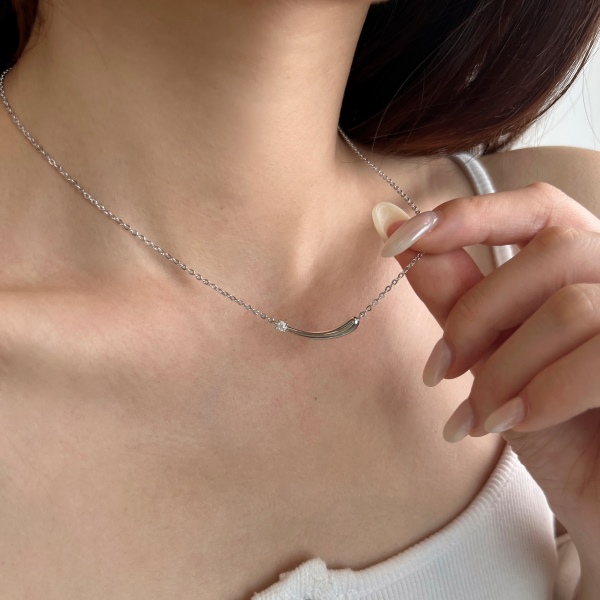 「莫桑钻 Moissanite 系列」银S925白色莫桑钻圆形单边钻微笑小辣椒弧形吊坠时尚简约小众项链