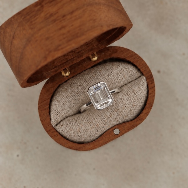 「莫桑钻 Moissanite 系列」银S925白色长方倒角祖母绿切莫桑钻单钻镶嵌时尚高级感戒指