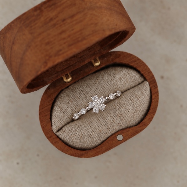 「莫桑钻 Moissanite 系列」银S925白色圆形莫桑钻花朵造型小巧精致设计戒指