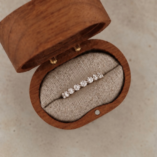 「莫桑钻 Moissanite 系列」银S925白色圆形莫桑钻半圈镶嵌小巧精致设计戒指
