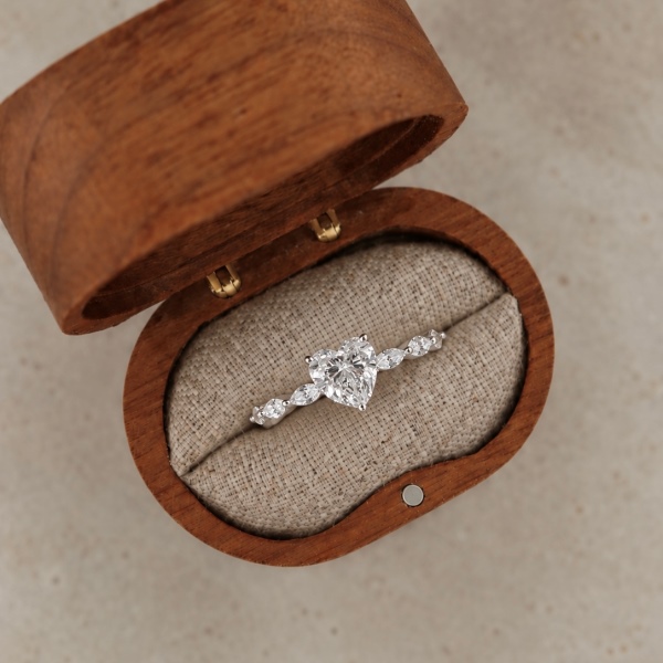 「莫桑钻 Moissanite 系列」银S925白色心形马眼莫桑钻半圈镶嵌时尚高级感戒指