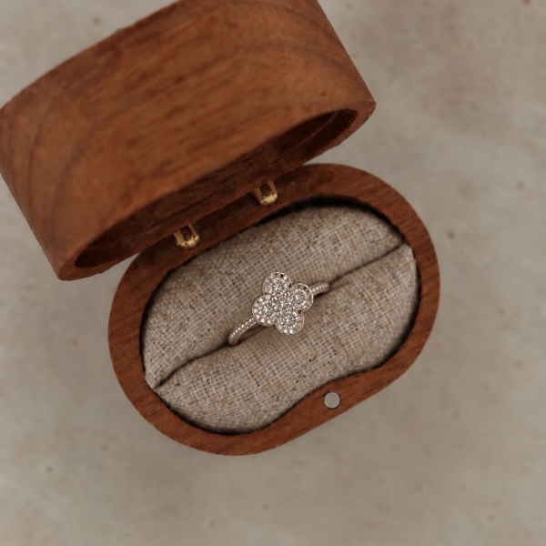 「莫桑钻 Moissanite 系列」银S925白色圆形莫桑钻拼接四叶草造型圆珠戒臂设计小众时尚高级感戒指
