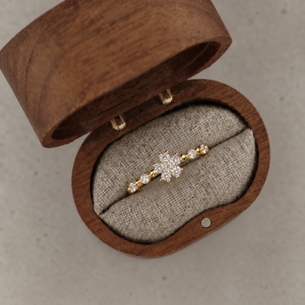 「莫桑钻 Moissanite 系列」银S925白色圆形莫桑钻花朵造型小巧精致设计戒指