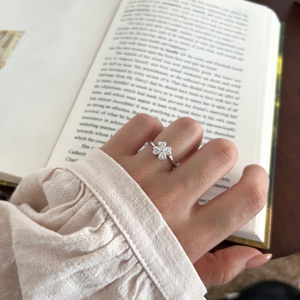 「莫桑钻 Moissanite 系列」银S925白色心形莫桑钻拼接镶嵌四叶草造型时尚高级感戒指