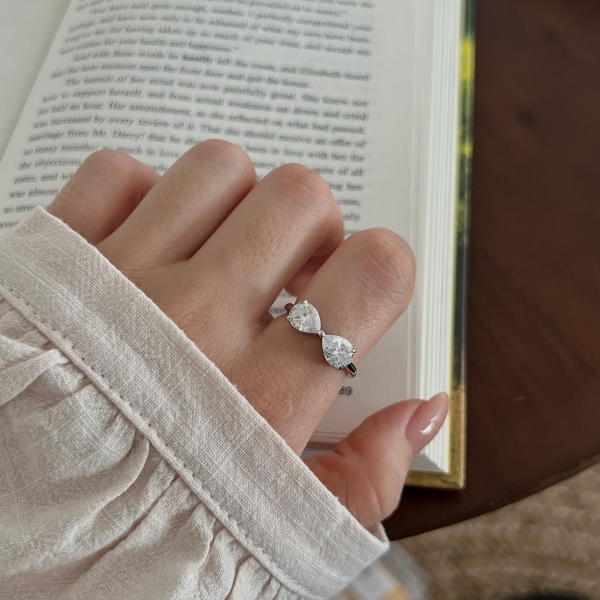 「莫桑钻 Moissanite 系列」银S925白色水滴梨形拼接蝴蝶结造型双主石设计小众时尚高级感戒指