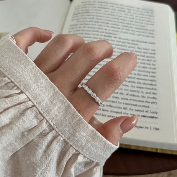 「莫桑钻 Moissanite 系列」银S925白色旦形椭圆形莫桑钻排钻半圈镶嵌时尚高级感戒指