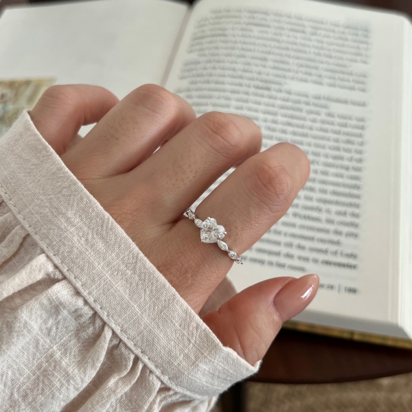 「莫桑钻 Moissanite 系列」银S925白色心形马眼莫桑钻半圈镶嵌时尚高级感戒指