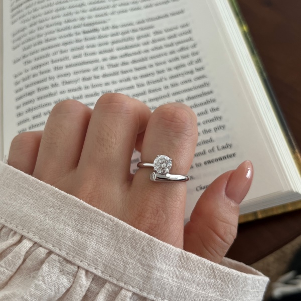 「莫桑钻 Moissanite 系列」银S925白色圆形莫桑钻镶嵌缠绕交错造型时尚高级感戒指