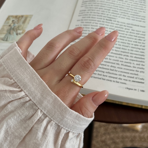 「莫桑钻 Moissanite 系列」银S925白色圆形莫桑钻镶嵌缠绕交错造型时尚高级感戒指