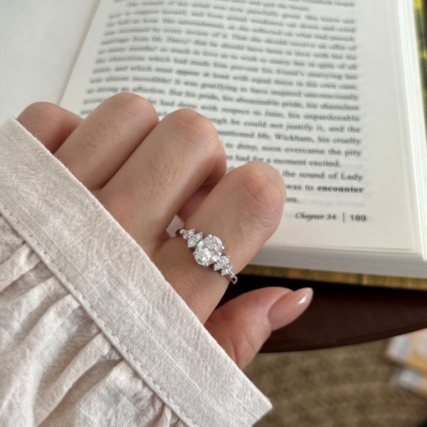 「莫桑钻 Moissanite 系列」银S925白色旦形椭圆圆形莫桑钻镶嵌时尚高级感戒指