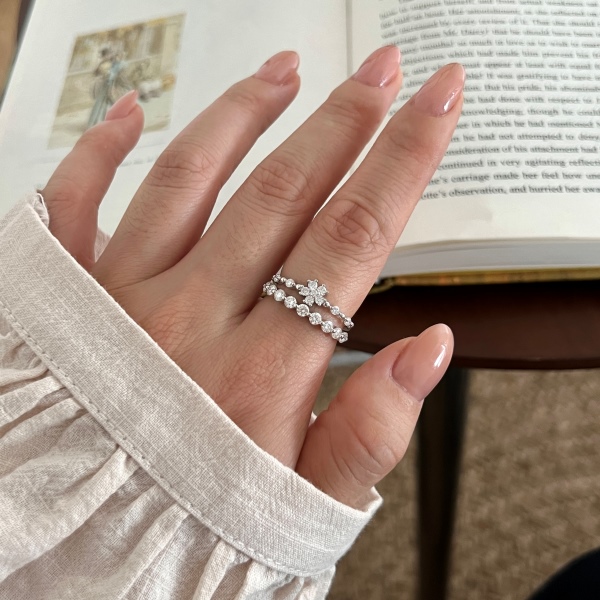 「莫桑钻 Moissanite 系列」银S925白色圆形莫桑钻半圈镶嵌小巧精致设计戒指