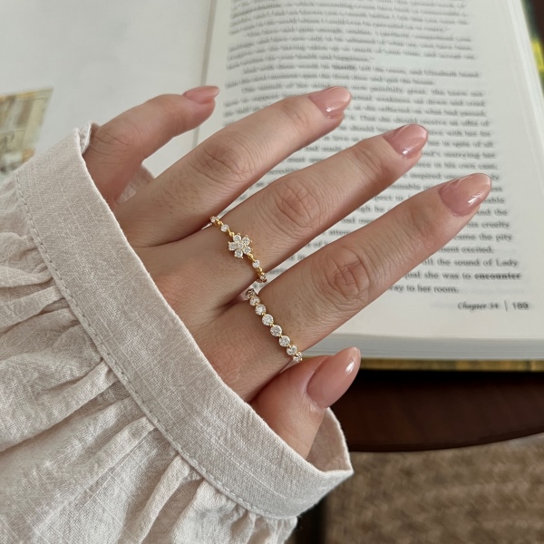 「莫桑钻 Moissanite 系列」银S925白色圆形莫桑钻半圈镶嵌小巧精致设计戒指