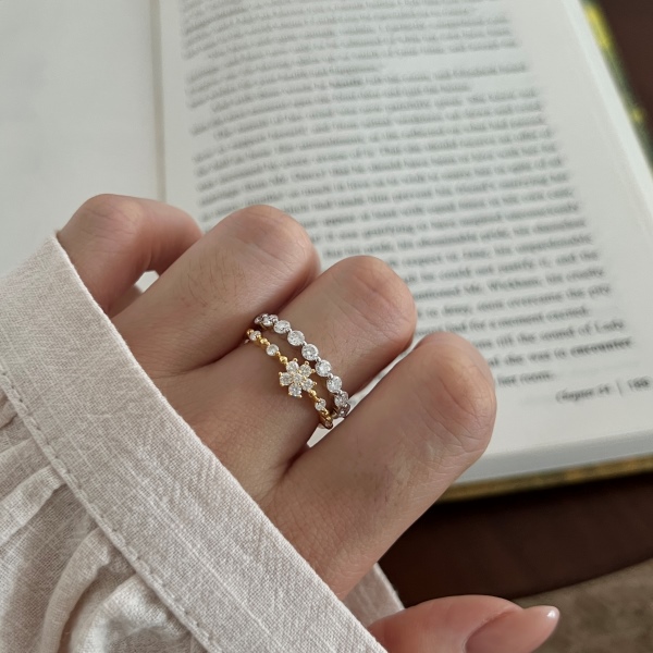 「莫桑钻 Moissanite 系列」银S925白色圆形莫桑钻花朵造型小巧精致设计戒指
