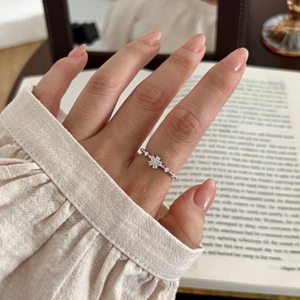 「莫桑钻 Moissanite 系列」银S925白色圆形莫桑钻花朵造型小巧精致设计戒指