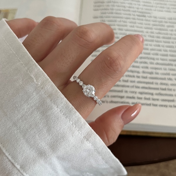 「莫桑钻 Moissanite 系列」银S925白色圆形莫桑钻镶嵌设计时尚高级感戒指