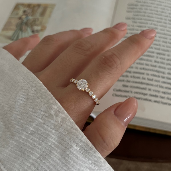 「莫桑钻 Moissanite 系列」银S925白色圆形莫桑钻镶嵌设计时尚高级感戒指