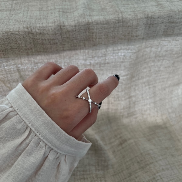 「莫桑钻 Moissanite 系列」银S925白色圆形等距镶嵌交叉设计小众时尚高级感戒指