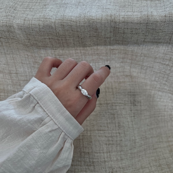 「莫桑钻 Moissanite 系列」银S925白色马眼单钻设计小众时尚高级感戒指