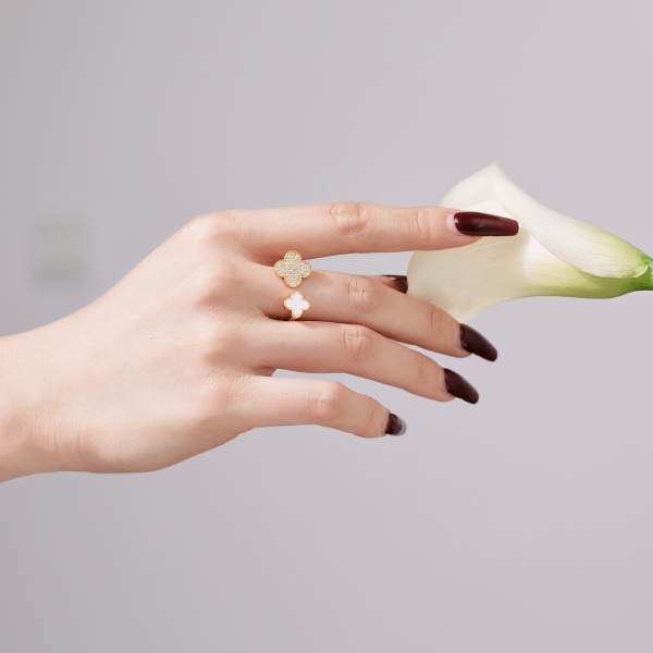 「漫野 Flower Field 系列 」银S925白色圆锆镶嵌白贝母白贝壳四叶草造型小众时尚简约开口戒指