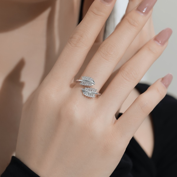 「梦境花园 Fantasy Oasis 系列」银S925白色梯形梯方石排钻镶嵌树叶开口设计小众时尚戒指