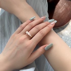 「雾光 Mist-Glitter 系列 」银S925白色珍珠贝珠镶嵌由大到小镶嵌简约时尚优雅大气百搭开口戒指