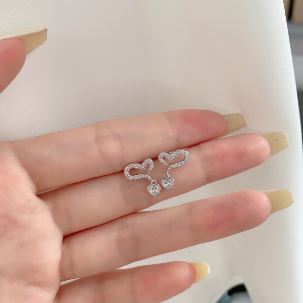 S925纯银爱心心形镶钻小巧精致耳钉女耳环超闪简约耳饰温柔小仙女学院风