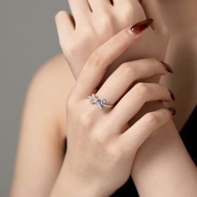 「原点 Origin 系列」银S925蓝色水滴梨形白色圆锆镶嵌蝴蝶结造型小众时尚精致戒指