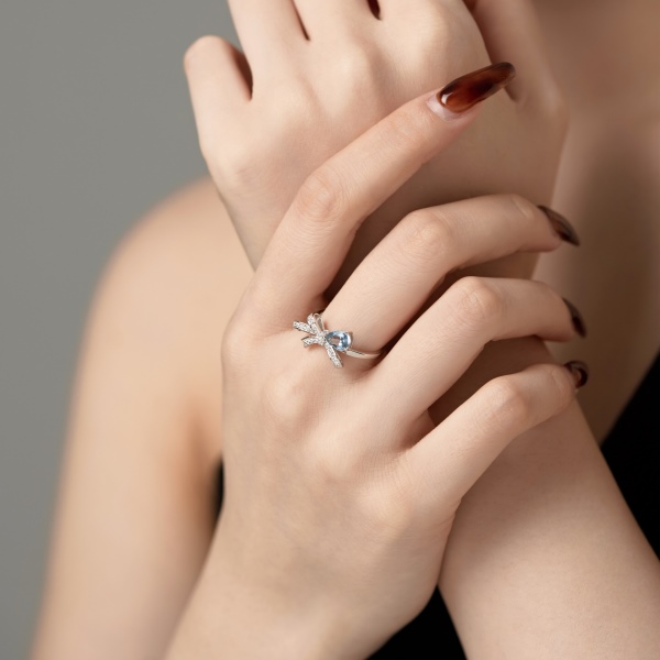 「原点 Origin 系列」银S925蓝色水滴梨形白色圆锆镶嵌蝴蝶结造型小众时尚精致戒指