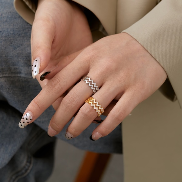 「微芒 Shimmer 系列」S925纯银白色圆锆镶嵌小众设计双层V型闪耀波浪法式精致戒指