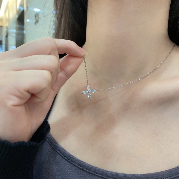 S925纯银新款蝴蝶白色马眼石吊坠个性气质项链