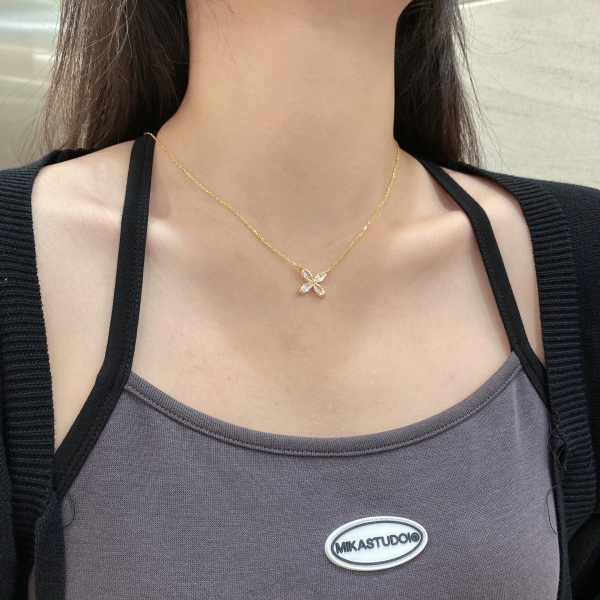 S925纯银新款蝴蝶白色马眼石吊坠个性气质项链