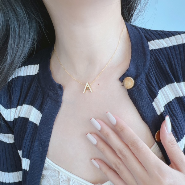 S925纯银原创设计8月字母A造型箭头造型白色圆锆微镶橄榄绿圆锆吊坠十二生辰石项链