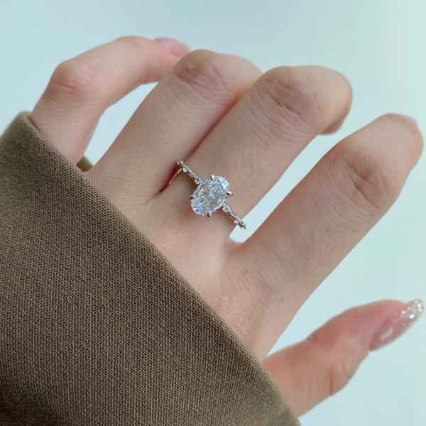 白色椭圆形冰花切雷迪恩切割8A锆石圆锆微镶等距镶嵌婚礼戒指