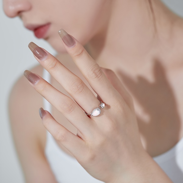 S925纯银白色梨形水滴形肥三角合成澳宝石圆锆微镶开口戒指