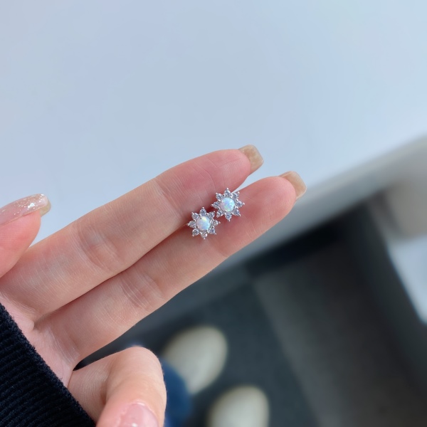 S925纯银白色合成澳宝石白色圆锆微镶太阳花造型耳钉