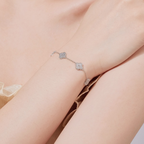 「漫野 Flower Field 系列 」银S925白色圆锆镶嵌四叶草设计小众精致时尚手链
