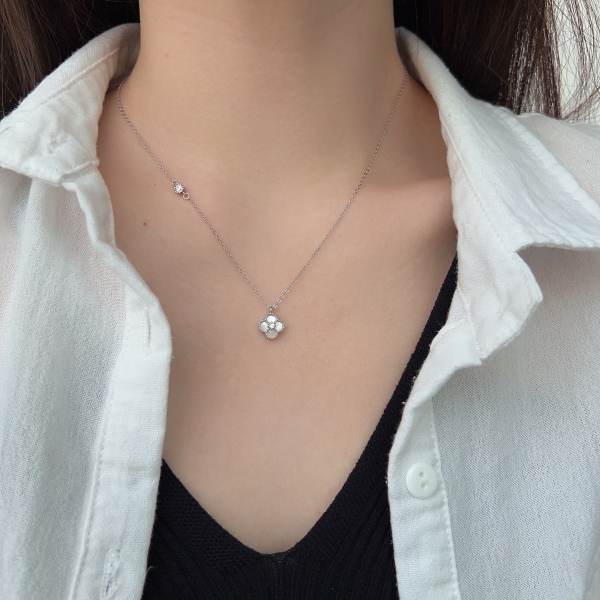 S925纯银四叶草白贝母项链女小众轻奢锁骨链ins风白色玛瑙锆石