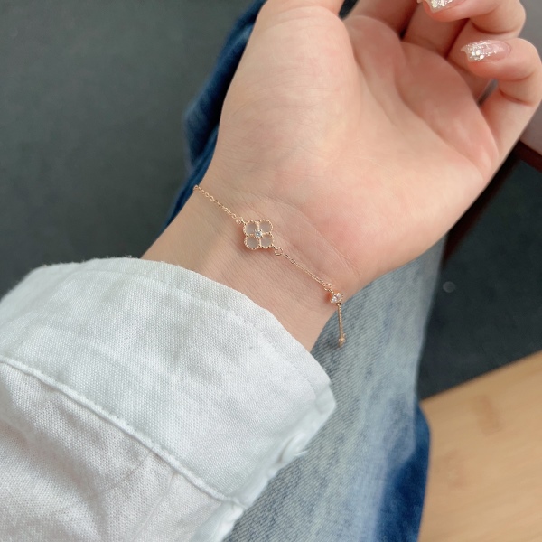 S925纯银四叶草白贝母手链女小众轻奢ins风白色玛瑙锆石手链